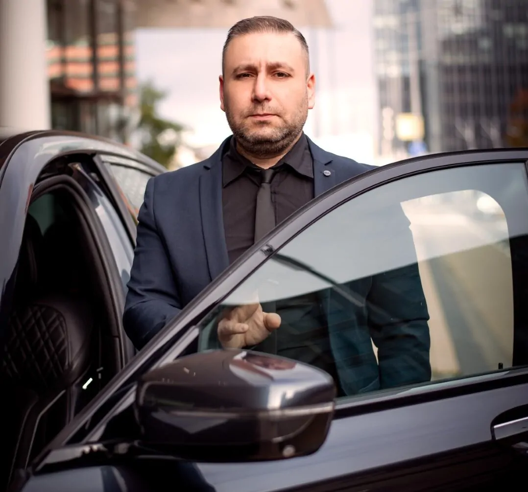 Chauffeur van VIP Taxi Noordwijk bij de taxi