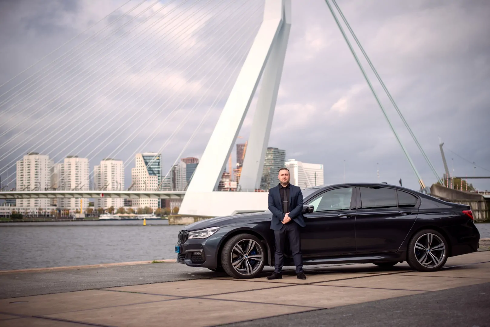 Chauffeur van VIP Taxi Noordwijk bij een zwarte taxi